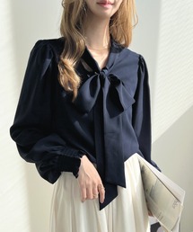毎日のオフィスカジュアルを華やかに。2wayバルーン袖リボンブラウス