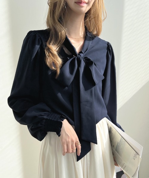 Futier land(フューティアランド)の「毎日のオフィスカジュアルを華やかに。2wayバルーン袖リボンブラウス(シャツ/ブラウス・レディース・モカ/ベージュ系その他/マスタード/レッド系その他/ミント/ホワイト/ネイビー/ブラック/ライトブルー/ライトパープル・MEDIUM/LARGE/X-LARGE)」の7枚目の写真