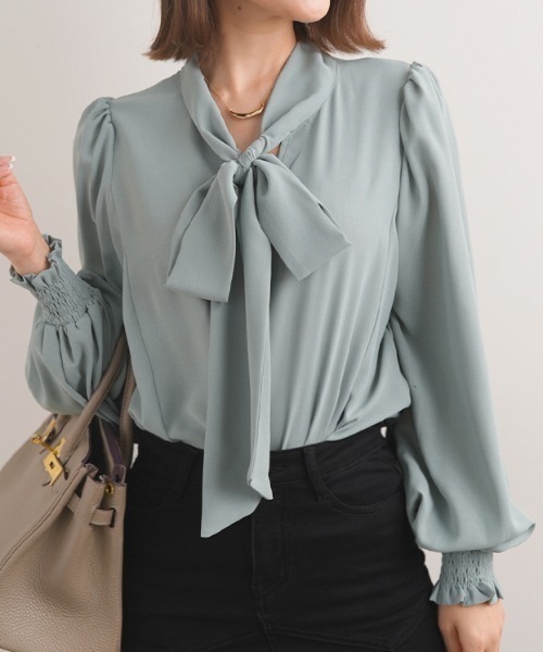 Futier land(フューティアランド)の「毎日のオフィスカジュアルを華やかに。2wayバルーン袖リボンブラウス(シャツ/ブラウス・レディース・モカ/ベージュ系その他/マスタード/レッド系その他/ミント/ホワイト/ネイビー/ブラック/ライトブルー/ライトパープル・MEDIUM/LARGE/X-LARGE)」の5枚目の写真