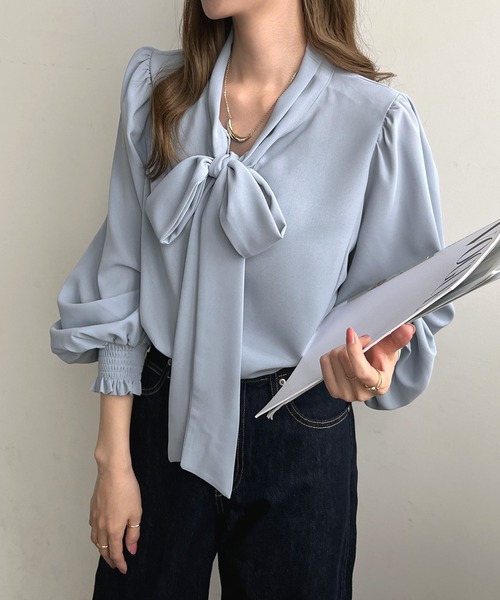 Futier land(フューティアランド)の「毎日のオフィスカジュアルを華やかに。2wayバルーン袖リボンブラウス(シャツ/ブラウス・レディース・モカ/ベージュ系その他/マスタード/レッド系その他/ミント/ホワイト/ネイビー/ブラック/ライトブルー/ライトパープル・MEDIUM/LARGE/X-LARGE)」の6枚目の写真