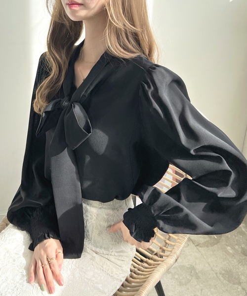 Futier land(フューティアランド)の「毎日のオフィスカジュアルを華やかに。2wayバルーン袖リボンブラウス(シャツ/ブラウス・レディース・モカ/ベージュ系その他/マスタード/レッド系その他/ミント/ホワイト/ネイビー/ブラック/ライトブルー/ライトパープル・MEDIUM/LARGE/X-LARGE)」の2枚目の写真