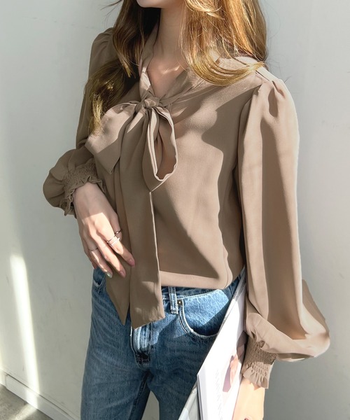 Futier land(フューティアランド)の「毎日のオフィスカジュアルを華やかに。2wayバルーン袖リボンブラウス(シャツ/ブラウス・レディース・モカ/ベージュ系その他/マスタード/レッド系その他/ミント/ホワイト/ネイビー/ブラック/ライトブルー/ライトパープル・MEDIUM/LARGE/X-LARGE)」の15枚目の写真