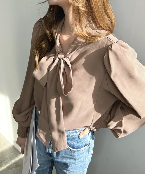 Futier land(フューティアランド)の「毎日のオフィスカジュアルを華やかに。2wayバルーン袖リボンブラウス(シャツ/ブラウス・レディース・モカ/ベージュ系その他/マスタード/レッド系その他/ミント/ホワイト/ネイビー/ブラック/ライトブルー/ライトパープル・MEDIUM/LARGE/X-LARGE)」の16枚目の写真