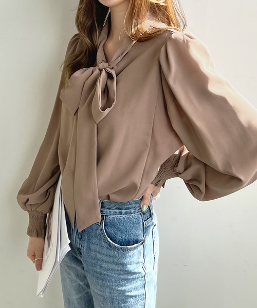 Futier land(フューティアランド)の「毎日のオフィスカジュアルを華やかに。2wayバルーン袖リボンブラウス(シャツ/ブラウス・レディース・モカ/ベージュ系その他/マスタード/レッド系その他/ミント/ホワイト/ネイビー/ブラック/ライトブルー/ライトパープル・MEDIUM/LARGE/X-LARGE)」の17枚目の写真