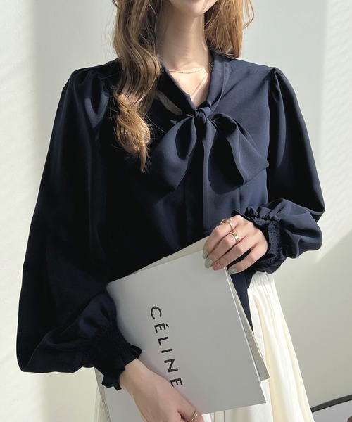 Futier land(フューティアランド)の「毎日のオフィスカジュアルを華やかに。2wayバルーン袖リボンブラウス(シャツ/ブラウス・レディース・モカ/ベージュ系その他/マスタード/レッド系その他/ミント/ホワイト/ネイビー/ブラック/ライトブルー/ライトパープル・MEDIUM/LARGE/X-LARGE)」の21枚目の写真