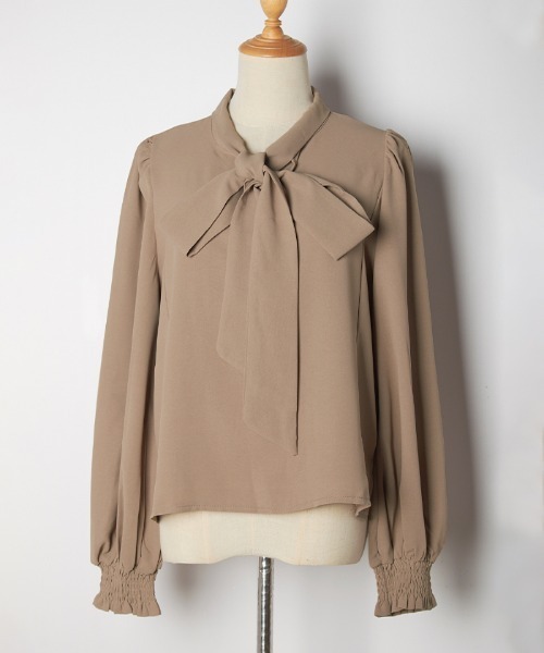 Futier land(フューティアランド)の「毎日のオフィスカジュアルを華やかに。2wayバルーン袖リボンブラウス(シャツ/ブラウス・レディース・モカ/ベージュ系その他/マスタード/レッド系その他/ミント/ホワイト/ネイビー/ブラック/ライトブルー/ライトパープル・MEDIUM/LARGE/X-LARGE)」の11枚目の写真
