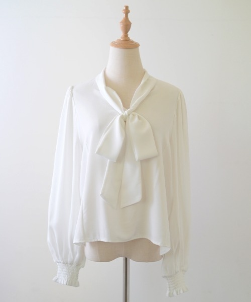Futier land(フューティアランド)の「毎日のオフィスカジュアルを華やかに。2wayバルーン袖リボンブラウス(シャツ/ブラウス・レディース・モカ/ベージュ系その他/マスタード/レッド系その他/ミント/ホワイト/ネイビー/ブラック/ライトブルー/ライトパープル・MEDIUM/LARGE/X-LARGE)」の14枚目の写真