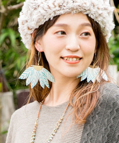 チャイハネ(チャイハネ)の「【チャイハネ】インシアフェザーピアス(ピアス(両耳用)・レディース・ターコイズブルー/ブラック・FREE)」の2枚目の写真