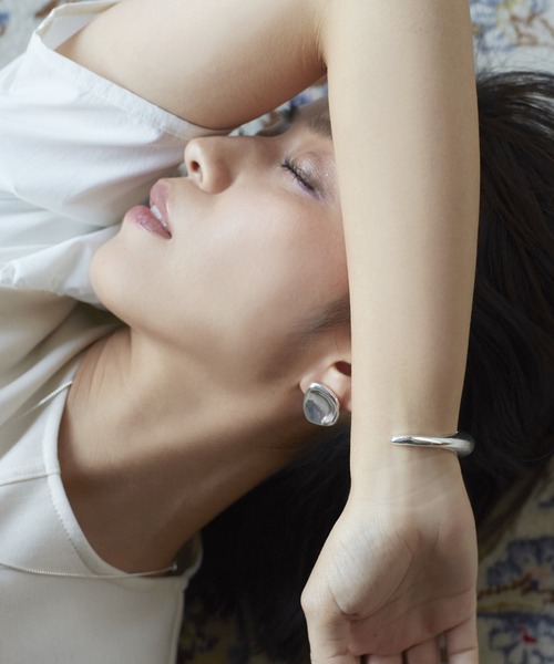 Nothing And Others(ナッシングアンドアザーズ)の「「Nothing And Others/ナッシングアンドアザーズ」Bumpmotif Earring(イヤリング・レディース・シルバー/ゴールド・FREE)」の13枚目の写真