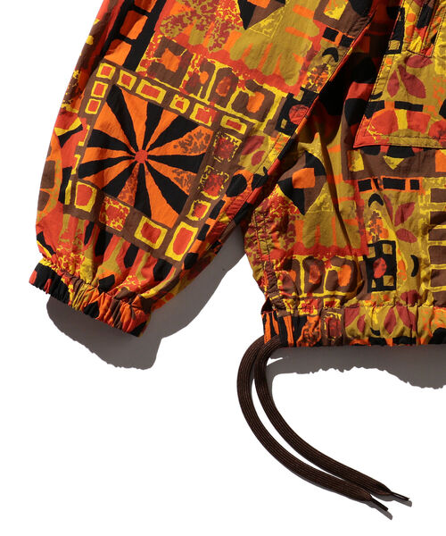 BEAMS PLUS（ビームスプラス）の「BEAMS PLUS / ジオメトリック プリント アノラック（その他アウター・メンズ・オレンジ/サックスブルー・SMALL/MEDIUM/LARGE/X-LARGE）」の4枚目の写真