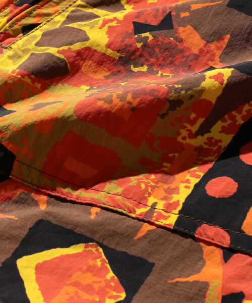 BEAMS PLUS（ビームスプラス）の「BEAMS PLUS / ジオメトリック プリント アノラック（その他アウター・メンズ・オレンジ/サックスブルー・SMALL/MEDIUM/LARGE/X-LARGE）」の5枚目の写真