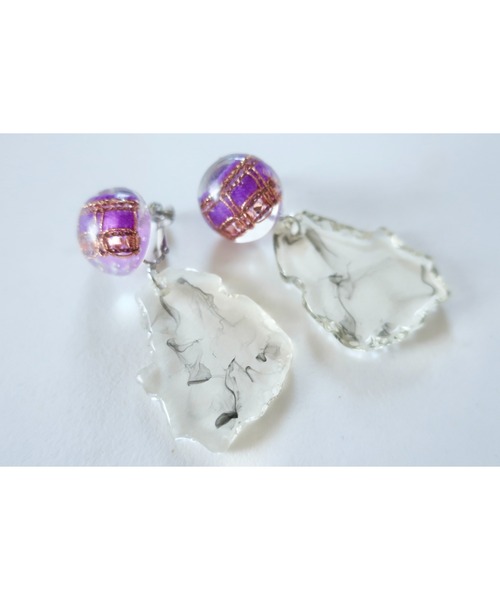 tone(トーン)の「【hazeleyes】パープルと和柄のピアス【hazeleyes-ヘーゼルアイズ】(MA)(ピアス(両耳用)・レディース・パープル・FREE)」の3枚目の写真