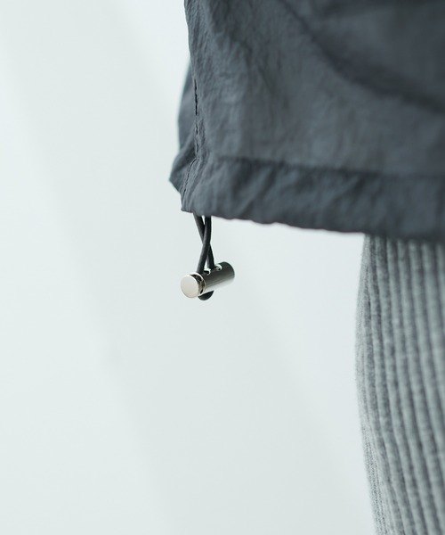 COLLAGE GALLARDAGALANTE（コラージュガリャルダガランテ）の「軽量/パッカブル/シアーナイロンブルゾン（マウンテンパーカー・レディース・オフホワイト/チャコールグレー・FREE）」の16枚目の写真