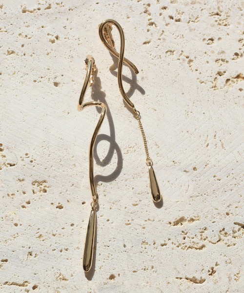 GOLDY(ゴールディ)の「ドローイング ライン アシンメトリー イヤリング(イヤリング・レディース・シルバー/ゴールド・FREE)」の10枚目の写真