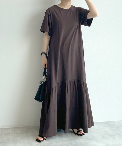 w closet(ダブルクローゼット)の「バックオープンティアードカットワンピース(ワンピース・レディース・グレイッシュベージュ/スミクロ/マスタード・FREE)」の2枚目の写真