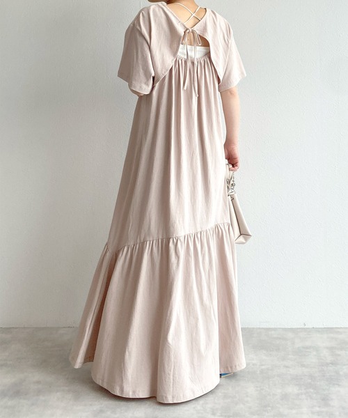 w closet(ダブルクローゼット)の「バックオープンティアードカットワンピース(ワンピース・レディース・グレイッシュベージュ/スミクロ/マスタード・FREE)」の3枚目の写真