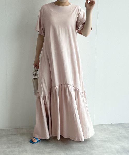 w closet(ダブルクローゼット)の「バックオープンティアードカットワンピース(ワンピース・レディース・グレイッシュベージュ/スミクロ/マスタード・FREE)」の4枚目の写真