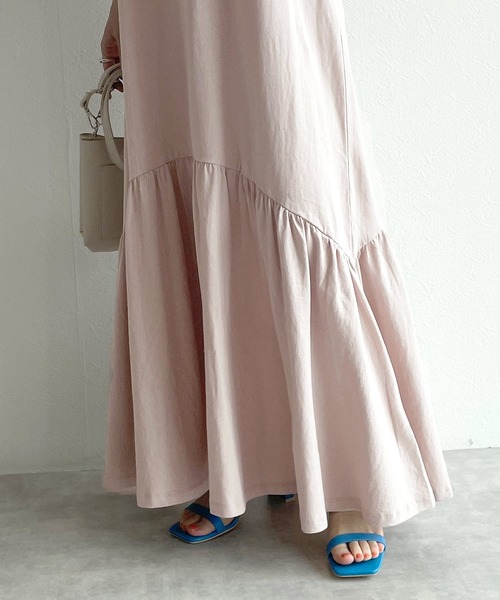 w closet(ダブルクローゼット)の「バックオープンティアードカットワンピース(ワンピース・レディース・グレイッシュベージュ/スミクロ/マスタード・FREE)」の10枚目の写真