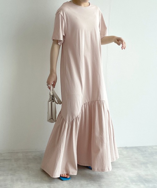 w closet(ダブルクローゼット)の「バックオープンティアードカットワンピース(ワンピース・レディース・グレイッシュベージュ/スミクロ/マスタード・FREE)」の12枚目の写真