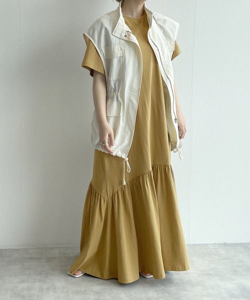 w closet(ダブルクローゼット)の「バックオープンティアードカットワンピース(ワンピース・レディース・グレイッシュベージュ/スミクロ/マスタード・FREE)」の14枚目の写真