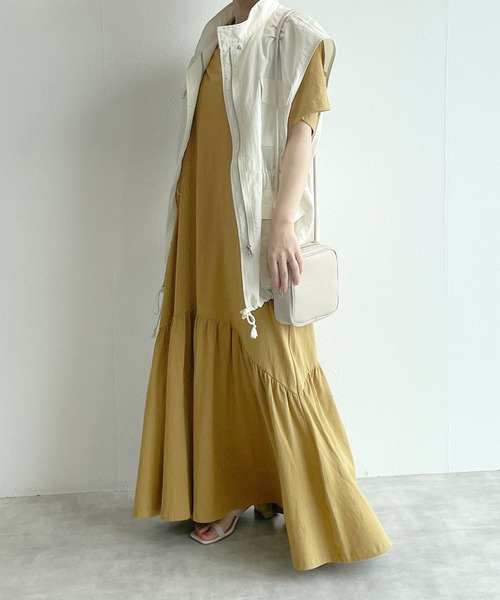 w closet(ダブルクローゼット)の「バックオープンティアードカットワンピース(ワンピース・レディース・グレイッシュベージュ/スミクロ/マスタード・FREE)」の15枚目の写真