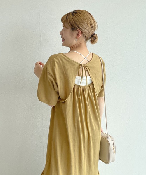 w closet(ダブルクローゼット)の「バックオープンティアードカットワンピース(ワンピース・レディース・グレイッシュベージュ/スミクロ/マスタード・FREE)」の16枚目の写真