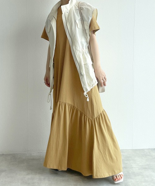 w closet(ダブルクローゼット)の「バックオープンティアードカットワンピース(ワンピース・レディース・グレイッシュベージュ/スミクロ/マスタード・FREE)」の19枚目の写真