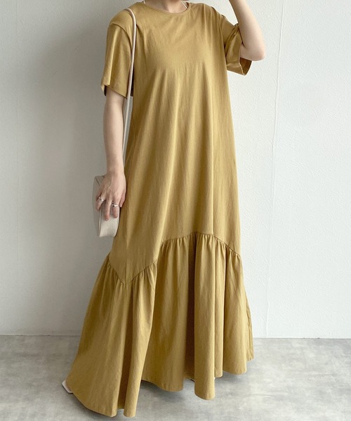 w closet(ダブルクローゼット)の「バックオープンティアードカットワンピース(ワンピース・レディース・グレイッシュベージュ/スミクロ/マスタード・FREE)」の21枚目の写真