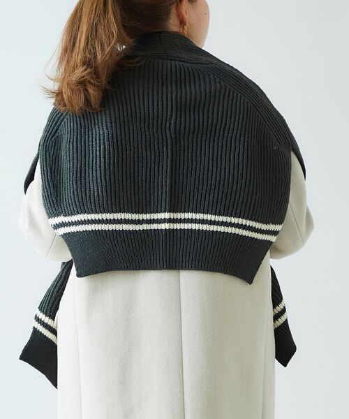 le.coeur blanc（ルクールブラン）の「ラインショルダーマフラー（マフラー・レディース・ベージュ/チャコールグレー・FREE）」の8枚目の写真