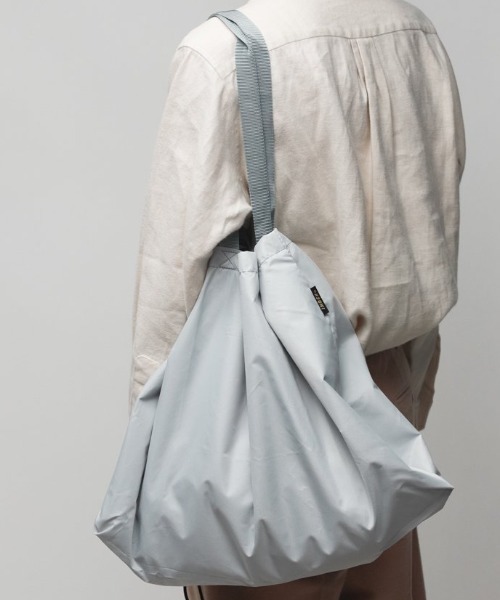 LOCALINA(ロカリナ)の「IMOCK Drawstring tote M(トートバッグ・メンズ・グレー・FREE)」の4枚目の写真