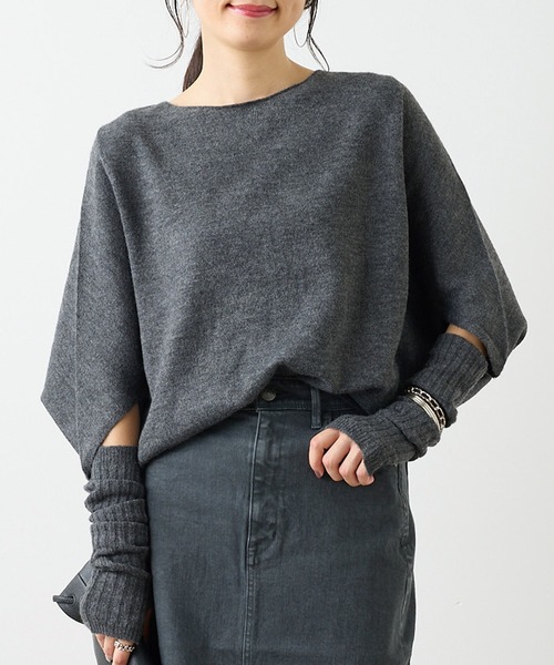 OUVRAGE CLASSE(ウヴラージュクラス)の「アームウォーマー付きポンチョニット(ニット/セーター・レディース・チャコールグレー/ブラック・FREE)」の2枚目の写真