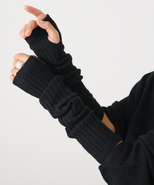 OUVRAGE CLASSE(ウヴラージュクラス)の「アームウォーマー付きポンチョニット(ニット/セーター・レディース・チャコールグレー/ブラック・FREE)」の10枚目の写真