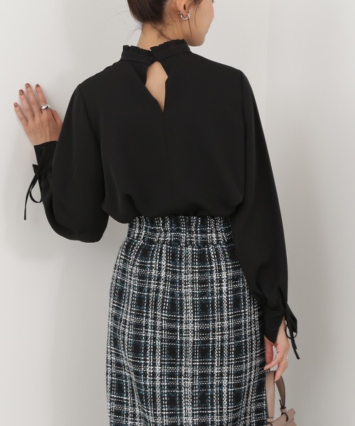 N.(N. Natural Beauty Basic)(エヌエヌナチュラルビューティーベーシック)の「◆ガルーダドビーフリルネックピンタックブラウス(シャツ/ブラウス・レディース・クリーム/ブラウン/ブラック・MEDIUM)」の4枚目の写真
