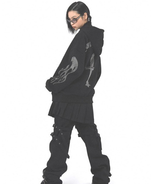 SUNDAYOFFCLUB（サンデイオフクラブ）の「【SUNDAY OFF CLUB/サンデーオフクラブ】Eyes rhinestone fleece zipup hoodie/ ラインストーン フリース ジップアップ フーディ（パーカー・メンズ・ブラック・L/XL）」の6枚目の写真
