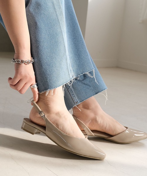 AmiAmi（アミアミ）の「ポインテッドトゥパンプス/バックストラップミュール（サンダル・レディース・シルバー/ブラック系その他/ベージュ系その他/シルバー系その他/アイボリー/グレイッシュベージュ/ブラック/ホワイト系その他/ピンクベージュ/ゴールド系その他・LL/S/M/L）」の16枚目の写真