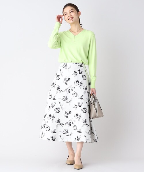 UNTITLED ローズジャカード サーキュラースカート 価格¥31,900 L UNTITLED ローズジャカード サーキュラースカート 価格¥31,900 L