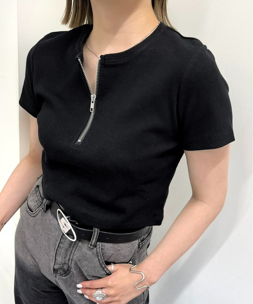 WHO'S WHO gallery(フーズフーギャラリー)の「ハーフジップショートTEE(Tシャツ/カットソー・レディース・ホワイト/ライトグレー/ブラック/チャコールグレー・FREE)」の1枚目の写真