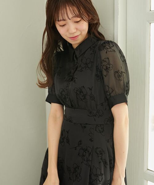 MAJESTIC LEGON（マジェスティックレゴン）の「フロッキーフラワーシャツワンピース（シャツワンピース・レディース・ホワイト系その他2/グリーン系その他/ブラック系その他・MEDIUM/SMALL）」の20枚目の写真