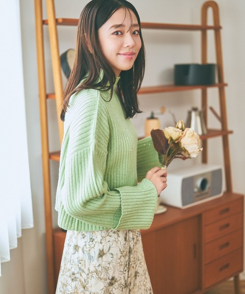 mysty woman（ミスティウーマン）の「スパンコールラメリブニット 988038（ニット/セーター・レディース・ライトグリーン/ブラック/オフホワイト/グレイッシュブルー・FREE）」の4枚目の写真