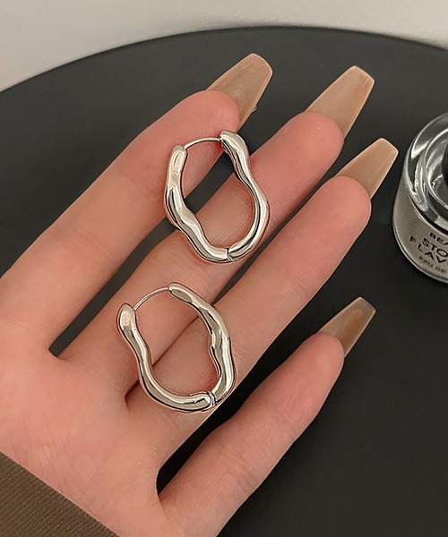 LA VORAGINE（ラ ヴォラジネ）の「フープピアス（ピアス（両耳用）・レディース・ゴールド/シルバー・FREE）」の4枚目の写真