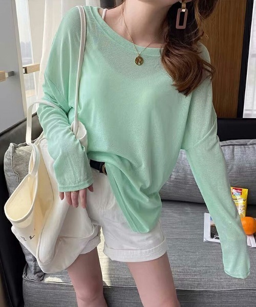 COCOMOMO(ココモモ)の「ゆるっと涼し気 シアーロンT シアートップス 長袖 カットソー ロンT クルーネック ロング丈 レイヤード レイヤードトップス 袖くしゅ 冷房対策 紫外線対策 UV対策 春服 夏服(Tシャツ/カットソー・レディース・スカイブルー/パープル/ホワイト/ライトグリーン/ピンク/ブラック・L/M)」の3枚目の写真