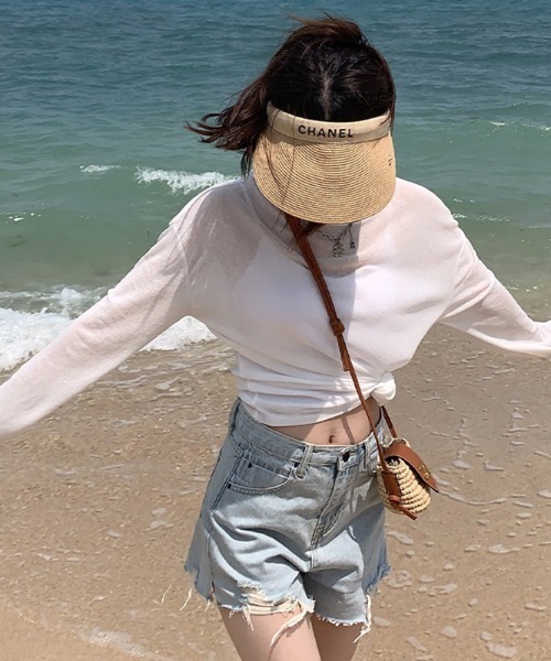 COCOMOMO(ココモモ)の「ゆるっと涼し気 シアーロンT シアートップス 長袖 カットソー ロンT クルーネック ロング丈 レイヤード レイヤードトップス 袖くしゅ 冷房対策 紫外線対策 UV対策 春服 夏服(Tシャツ/カットソー・レディース・スカイブルー/パープル/ホワイト/ライトグリーン/ピンク/ブラック・L/M)」の9枚目の写真