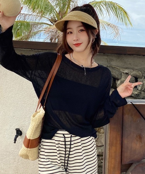 COCOMOMO(ココモモ)の「ゆるっと涼し気 シアーロンT シアートップス 長袖 カットソー ロンT クルーネック ロング丈 レイヤード レイヤードトップス 袖くしゅ 冷房対策 紫外線対策 UV対策 春服 夏服(Tシャツ/カットソー・レディース・スカイブルー/パープル/ホワイト/ライトグリーン/ピンク/ブラック・L/M)」の10枚目の写真