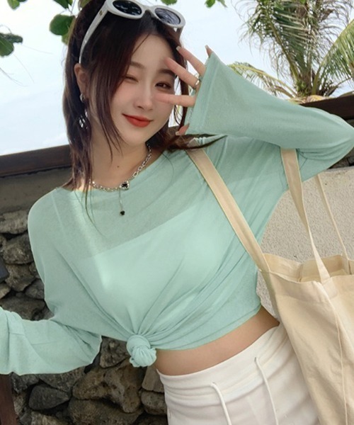 COCOMOMO(ココモモ)の「ゆるっと涼し気 シアーロンT シアートップス 長袖 カットソー ロンT クルーネック ロング丈 レイヤード レイヤードトップス 袖くしゅ 冷房対策 紫外線対策 UV対策 春服 夏服(Tシャツ/カットソー・レディース・スカイブルー/パープル/ホワイト/ライトグリーン/ピンク/ブラック・L/M)」の12枚目の写真