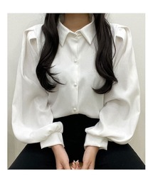 ボリューミーなスリーブが女性らしいブラウス
