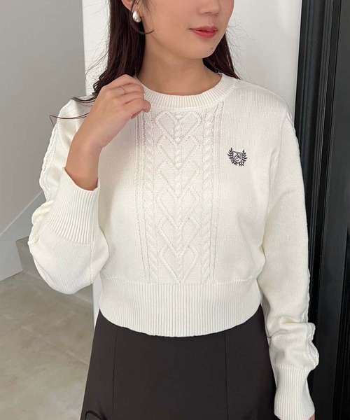 one after another NICE CLAUP(ワンアフターアナザーナイスクラップ)の「ワンポイント刺繍ケーブルニット(ニット/セーター・レディース・チャコールグレー/イエロー/オフホワイト/グレー・FREE)」の2枚目の写真