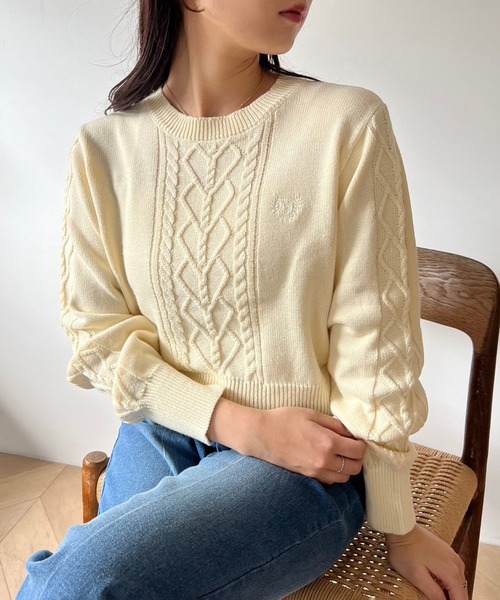 one after another NICE CLAUP(ワンアフターアナザーナイスクラップ)の「ワンポイント刺繍ケーブルニット(ニット/セーター・レディース・チャコールグレー/イエロー/オフホワイト/グレー・FREE)」の4枚目の写真
