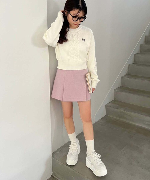 one after another NICE CLAUP(ワンアフターアナザーナイスクラップ)の「ワンポイント刺繍ケーブルニット(ニット/セーター・レディース・チャコールグレー/イエロー/オフホワイト/グレー・FREE)」の10枚目の写真