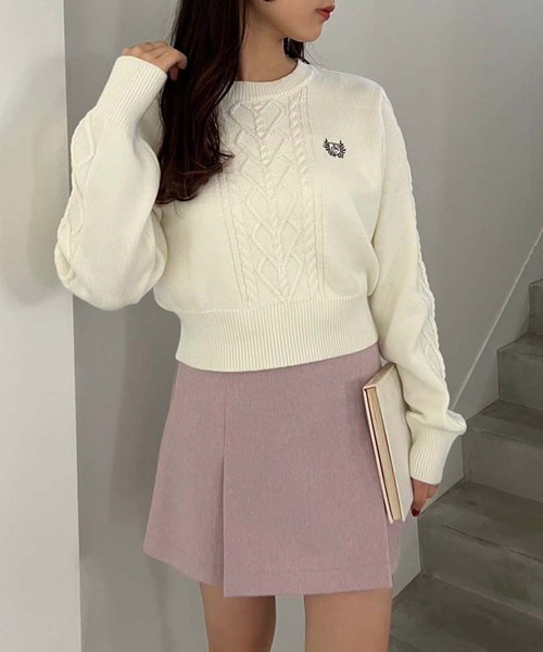 one after another NICE CLAUP(ワンアフターアナザーナイスクラップ)の「ワンポイント刺繍ケーブルニット(ニット/セーター・レディース・チャコールグレー/イエロー/オフホワイト/グレー・FREE)」の11枚目の写真