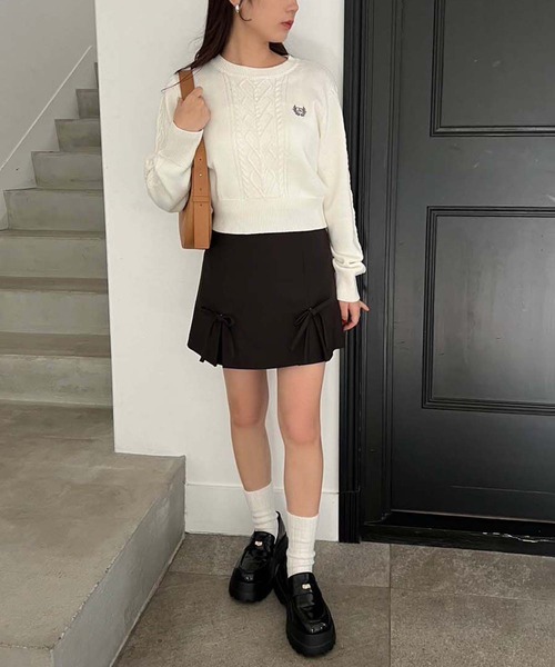 one after another NICE CLAUP(ワンアフターアナザーナイスクラップ)の「ワンポイント刺繍ケーブルニット(ニット/セーター・レディース・チャコールグレー/イエロー/オフホワイト/グレー・FREE)」の5枚目の写真